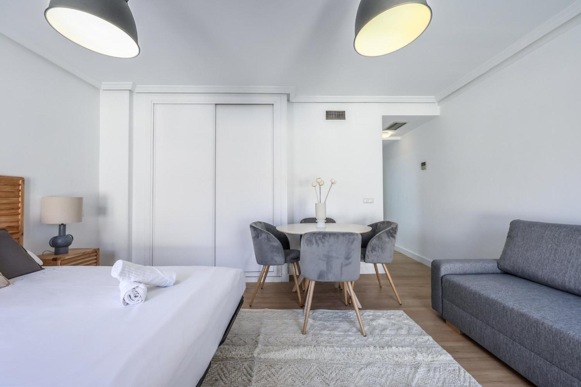 Atico Reformado Con Terraza En Tirso De Molina 4 Personas Alquiler Temporal Appartement *